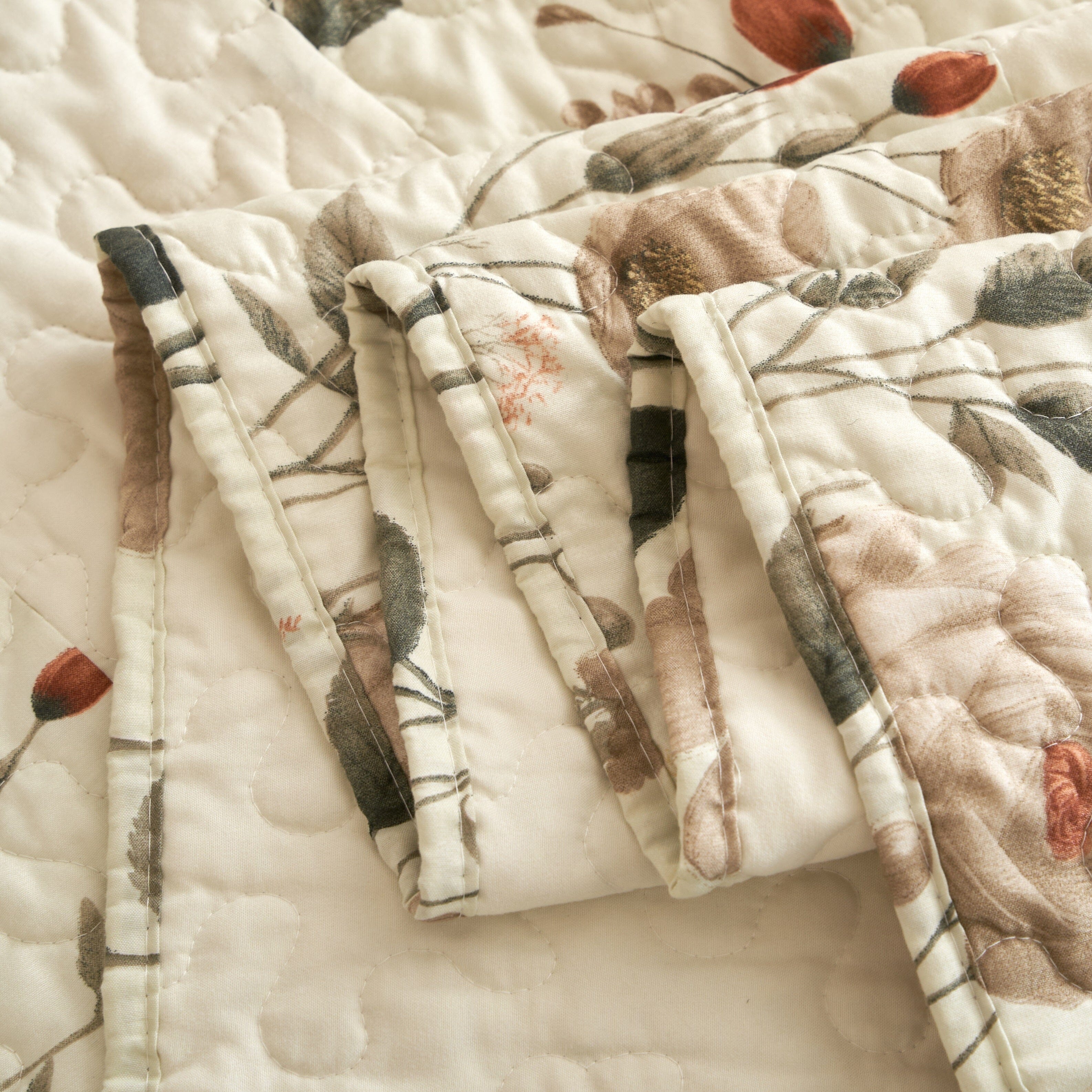 Enchanted Meadow Quilt Set – Beige, Rose & Soft Green Floral