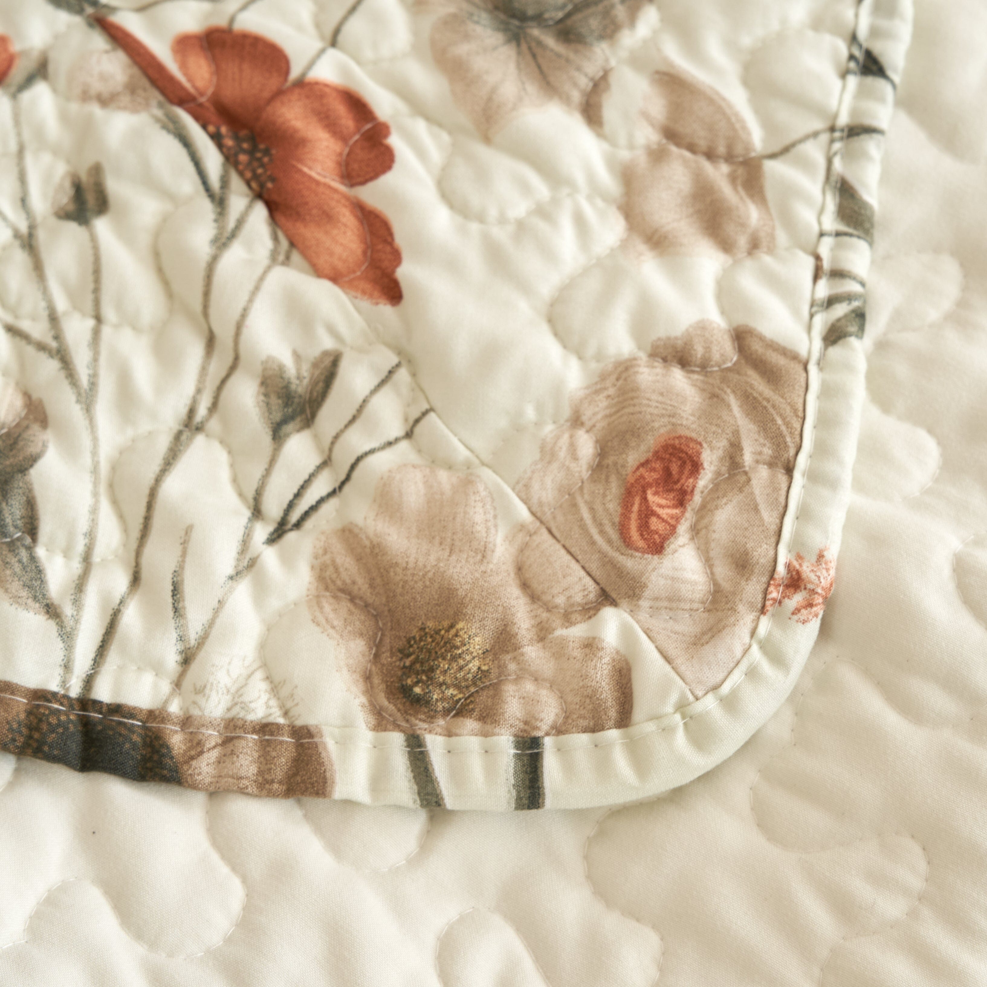 Enchanted Meadow Quilt Set – Beige, Rose & Soft Green Floral