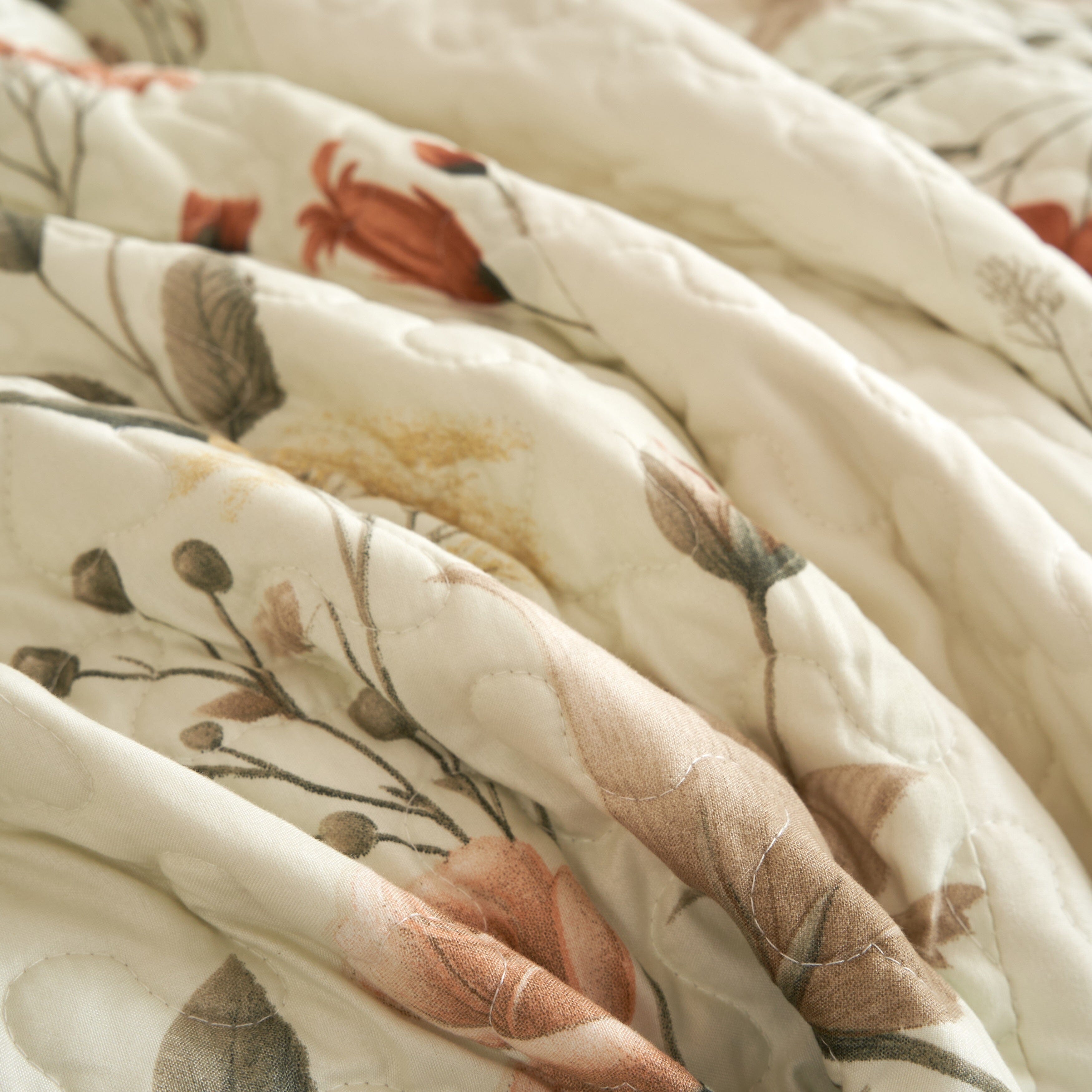 Enchanted Meadow Quilt Set – Beige, Rose & Soft Green Floral